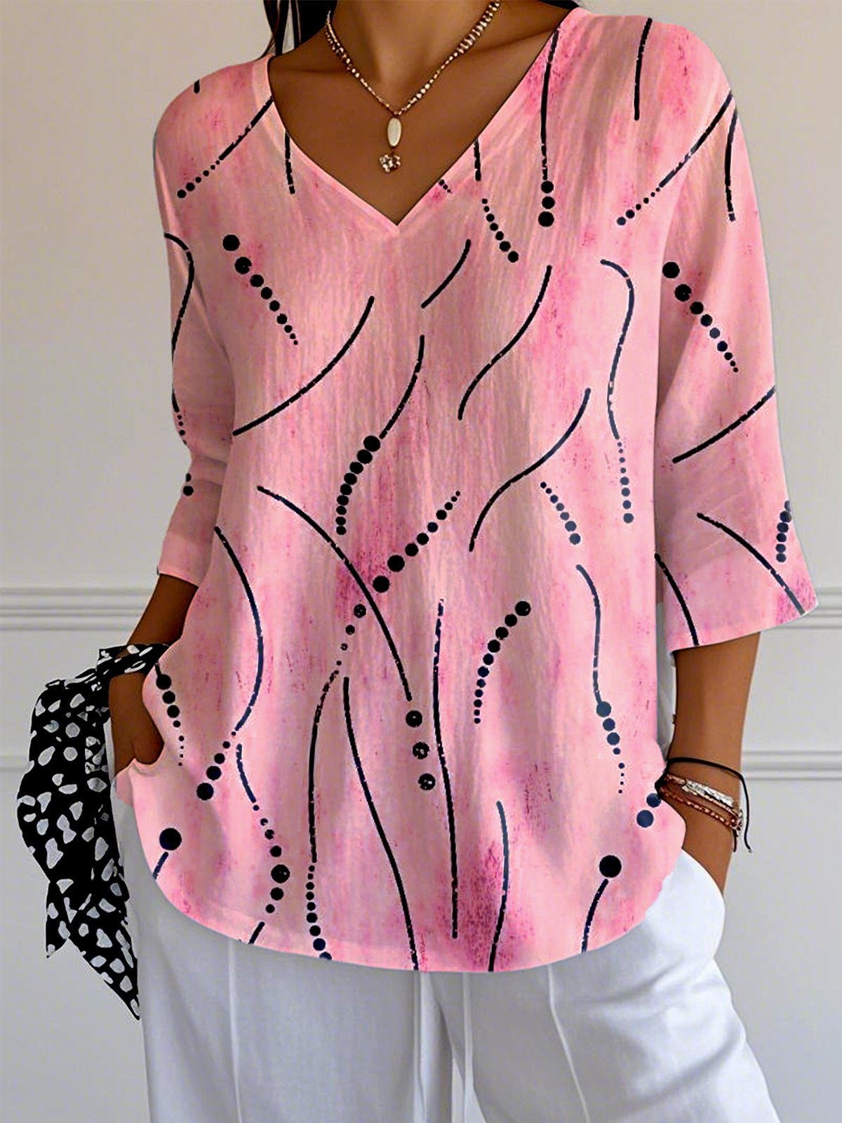 Women's V-neck three-quarter sleeve T-shirt